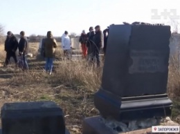 В Запорожской области фермеры распахали еврейское кладбище (видео)