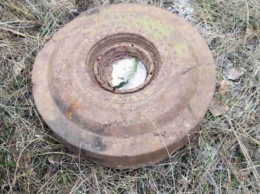 В Кривом Роге близи железнодорожного пути на одном из ЖД перегонов работник военизированной охраны ЖД обнаружил противотанковые мины