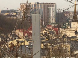 "Срежут на металл. Мы в безопасности": сеть повеселило фото "таинственного" монолита в Киеве