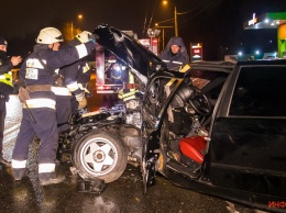 В Днепре на Петра Быкова BMW въехал с столб и развернулся: пострадала девушка