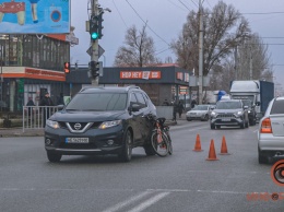 В Днепре на Образцова велосипедист въехал в Nissan: мужчину увезла скорая