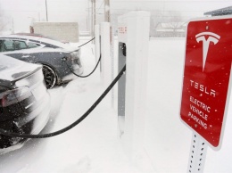 Канадец не смог зарядить Tesla Model 3 при -28 (ВИДЕО)