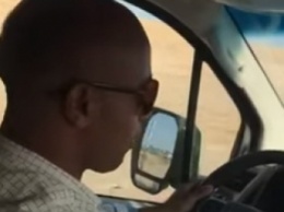Водитель маршрутки в Египте поет за рулем украинскую песню: видео стало хитом сети