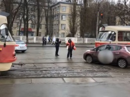 В Киеве водитель такси врезался в трамвай и заблокировал движение: видео