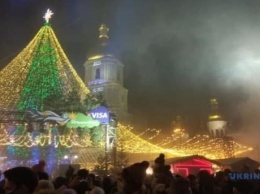 На Софийской площади в Киеве зажглась новогодняя елка. ВИДЕО