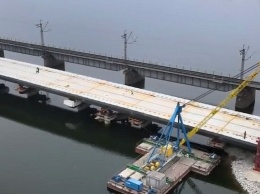 Под Никополем восстановили разрушенный мост и соединили берега реки Чертомлык