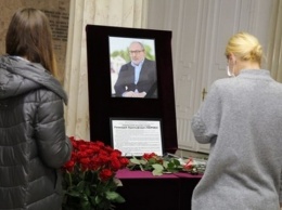 Геннадия Кернеса похоронят напротив Евгения Кушнарева