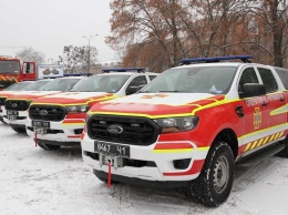 Спасатели Полтавщины получили пожарно-спасательную технику и оснащение