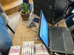 При получении сотен тысяч евро в Киеве задержали продавцов полицейской техники для слежки. Фото