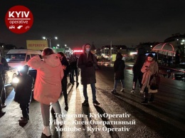 Под Киевом люди перекрыли дорогу из-за отсутствия электричества