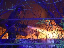 Жаркая ночь: в Одессе сгорел деревянный ангар с грузовиком