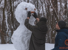 Снеговики и катание с горок: как жители Днепра радуются снегу в парке Гагарина