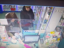 В Днепре на Тополе у девушки в аптеке украли телефон: видео момента