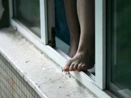 Хотела покончить жизнь самоубийством: в Запорожье женщины выпрыгнула из окна