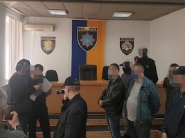 «Чужими руками жар загребать»: на Днепропетровщине банда полицейских повышала раскрываемость, заставляя людей совершать преступления