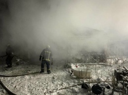 Под Харьковом спасатели шесть часов тушили масштабный пожар в хозяйственной постройке, - ФОТО