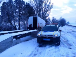 Полицейские Никополя во время непогоды помогли водителям, пенсионерам и разыскали пропавшего ребенка
