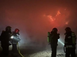В Ровенской области тушат пожар на складе