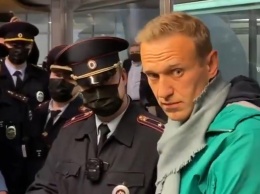 СМИ: сотрудники ФБК бегут после задержания Навального