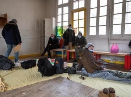 Около 300 мигрантов в Париже оккупировали здание бывшего детского сада