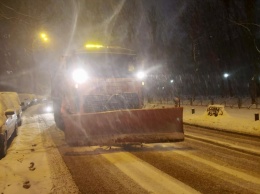 Снегопад в Украине: в нескольких областях ввели ограничения на движение транспорта, под Одессой многокилометровая пробка