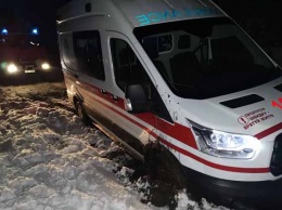 Под Киевом в снегу застряла карета скорой помощи