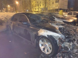 Ночной пожар на Салтовке. Пламя от автомобиля перебросилось на соседние машины