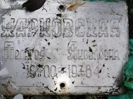 В Никополе вандалы разгромили могилы на кладбище
