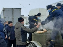 Снежная ловушка на трассе Одесса-Киев: спасатели накормили горячим обедом 870 человек