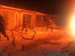 В Сумской области произошел масштабный пожар в гаражном кооперативе (видео)