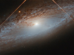 Фото дня: спиральная галактика в свете звезды