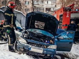 В киевских дворах сгорели два легковых автомобиля