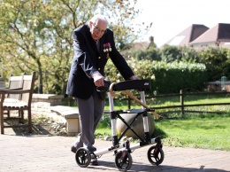 Герой Британии 100-летний Том Мур умер от заражения коронавирусом
