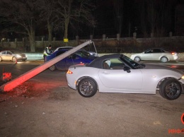 В Днепре на Криворожской Mazda снесла фонарный столб: он упал на проезжающий мимо Dacia