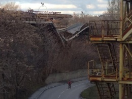 Не выдержал ветра: на "Запорожстали" рухнул мост (фото)