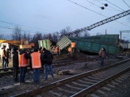 На Днепропетровщине поезд сошел с рельсов: "Укрзализныця" установила причину аварии