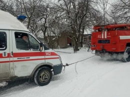 Снегопады в Украине - отменены авиарейсы и ограничено движение на дорогах (ФОТО)