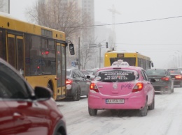 Снегопад в Киеве: город застрял в пробках, на дорогах ДТП, общественный транспорт ходит с задержками