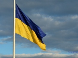 В Киеве из-за непогоды приспустили самый большой флаг страны