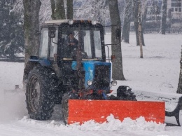 Снегопад и гололед: как в Полтаве расчищают дороги