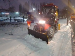 Киев целый день чистят от снега
