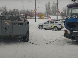 На улицы Киева вывели полицейские бронетранспортеры для борьбы со снегом (ВИДЕО)
