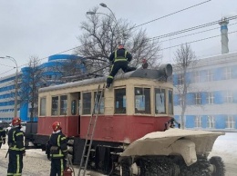 Не выдержал: на Подоле загорелся трамвай-снегоочиститель
