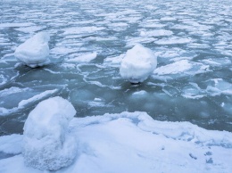 Сняли с тонкого льда Днепра: на Оболони спасли 15-летнюю девочку