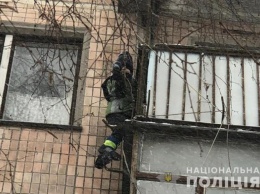 В Тернополе мальчик зацепился капюшоном и повис за балконом на высоте 4 этажа (ВИДЕО)