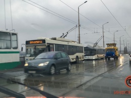 В Днепре из-за ухудшения погоды стоят троллейбусы