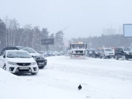 В Киеве эвакуируют сотни автомобилей, которые мешают чистить снег