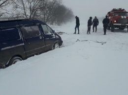 Метель в Запорожской области: спасатели выручают машины из плена стихии (фото)