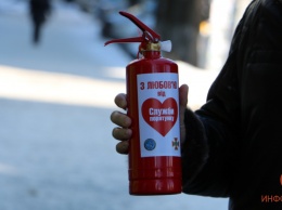 В центре Днепра спасатели дарили огнетушители и воздушные шарики