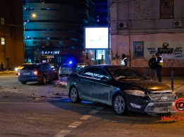 В Днепре возле «Нового центра» Skoda столкнулась с Ford: двоих пострадавших забрала скорая